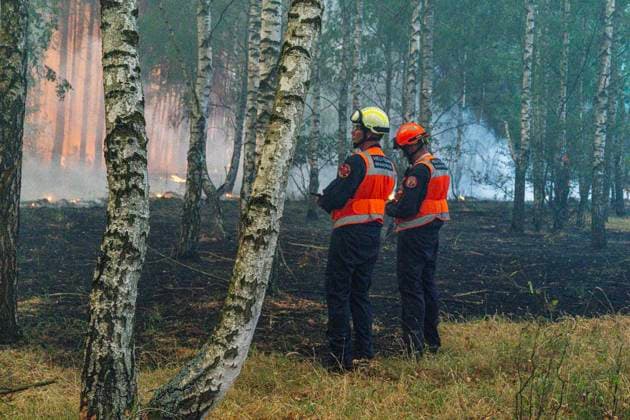 Großbrand Waldgebiet Oostrum NL ** NUR FÜR REDAKTIONELLE ZWECKE ** EDITORIAL USE ONLY **<p>Löschhubschrauber löschen am 3.8.2026 ein Feuer in einem Naturschutzgebiet in den Niederlanden. Foto : Arnulf Stoffel Funke Foto Services < p> Buntes Niederlande Gelderland Oostrum Copyright: ArnulfxStoffel *** Major Fire in Oostrum Forest Area, NL ** FOR EDITORIAL USE ONLY ** EDITORIAL USE ONLY ** p Firefighting helicopters extinguish a fire in a nature reserve in the Netherlands on August 3, 2026. Photo by Arnulf Stoffel, Funke Foto Services p Colorful Netherlands, Gelderland, Oostrum. Copyright ArnulfxStoffel Copyright: ArnulfxStoffel doc8704nf09u76xevnolzn ,EDITORIAL USE ONLY
