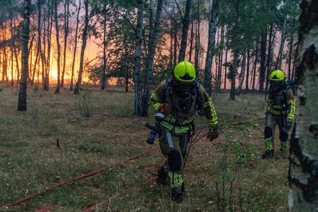 Großbrand Waldgebiet Oostrum NL ** NUR FÜR REDAKTIONELLE ZWECKE ** EDITORIAL USE ONLY **<p>Löschhubschrauber löschen am 3.8.2026 ein Feuer in einem Naturschutzgebiet in den Niederlanden. Foto : Arnulf Stoffel Funke Foto Services < p> Buntes Niederlande Gelderland Oostrum Copyright: ArnulfxStoffel *** Major Fire in Oostrum Forest Area, NL ** FOR EDITORIAL USE ONLY ** EDITORIAL USE ONLY ** p Firefighting helicopters extinguish a fire in a nature reserve in the Netherlands on August 3, 2026. Photo by Arnulf Stoffel, Funke Foto Services p Colorful Netherlands, Gelderland, Oostrum. Copyright ArnulfxStoffel Copyright: ArnulfxStoffel doc8704ni0jp2a19y30zjli ,EDITORIAL USE ONLY