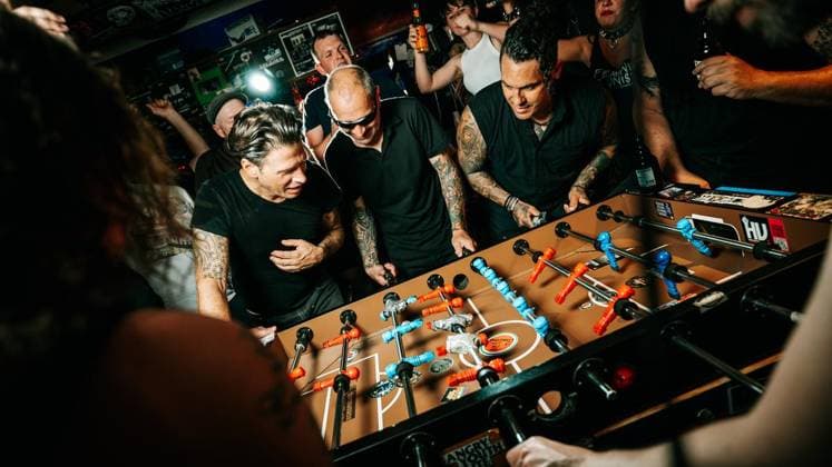 Punkband Betontod dreht Musikvideo in Duisburg. Die bekannte Punkband Betontod (Rheinberg) dreht ein Musikvideo in der Duisburger Kneipe Indie. Die Punker haben örtliche Fans aufgerufen, als Statisten dazuzukommen. Am 03.08.2026 in Duisburg ** NUR FÜR REDAKTIONELLE ZWECKE ** EDITORIAL USE ONLY **<p>Punkband Betontod dreht Musikvideo in Duisburg. Die bekannte Punkband Betontod (Rheinberg) dreht ein Musikvideo in der Duisburger Kneipe Indie. Die Punker haben örtliche Fans aufgerufen, als Statisten dazuzukommen. Am 03.08.2026 in Duisburg Indien Duisburg Copyright: ChristophxJendral *** Punk Band Betontod Shoots Music Video in Duisburg The well-known punk band Betontod Rheinberg is shooting a music video at the Indie bar in Duisburg. The pu Copyright: ChristophxJendral doc8704r47so9d1bw042lzn ,EDITORIAL USE ONLY