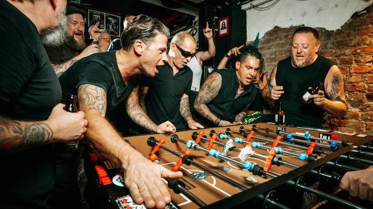 Punkband Betontod dreht Musikvideo in Duisburg. Die bekannte Punkband Betontod (Rheinberg) dreht ein Musikvideo in der Duisburger Kneipe Indie. Die Punker haben örtliche Fans aufgerufen, als Statisten dazuzukommen. Am 03.08.2026 in Duisburg ** NUR FÜR REDAKTIONELLE ZWECKE ** EDITORIAL USE ONLY **<p>Punkband Betontod dreht Musikvideo in Duisburg. Die bekannte Punkband Betontod (Rheinberg) dreht ein Musikvideo in der Duisburger Kneipe Indie. Die Punker haben örtliche Fans aufgerufen, als Statisten dazuzukommen. Am 03.08.2026 in Duisburg Indien Duisburg Copyright: ChristophxJendral *** Punk Band Betontod Shoots Music Video in Duisburg The well-known punk band Betontod Rheinberg is shooting a music video at the Indie bar in Duisburg. The pu Copyright: ChristophxJendral doc8704r73ypxx17djollzn ,EDITORIAL USE ONLY