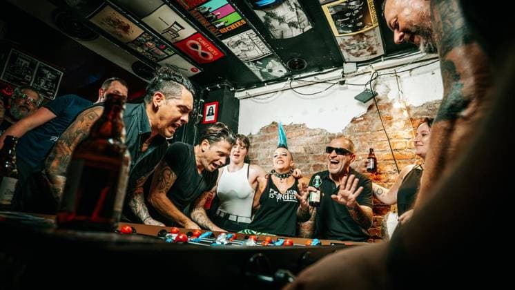 Punkband Betontod dreht Musikvideo in Duisburg. Die bekannte Punkband Betontod (Rheinberg) dreht ein Musikvideo in der Duisburger Kneipe Indie. Die Punker haben örtliche Fans aufgerufen, als Statisten dazuzukommen. Am 03.08.2026 in Duisburg ** NUR FÜR REDAKTIONELLE ZWECKE ** EDITORIAL USE ONLY **<p>Punkband Betontod dreht Musikvideo in Duisburg. Die bekannte Punkband Betontod (Rheinberg) dreht ein Musikvideo in der Duisburger Kneipe Indie. Die Punker haben örtliche Fans aufgerufen, als Statisten dazuzukommen. Am 03.08.2026 in Duisburg Indien Duisburg Copyright: ChristophxJendral *** Punk Band Betontod Shoots Music Video in Duisburg The well-known punk band Betontod Rheinberg is shooting a music video at the Indie bar in Duisburg. The pu Copyright: ChristophxJendral doc8704r7acxcy3xzgllzn ,EDITORIAL USE ONLY