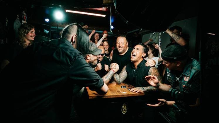 Punkband Betontod dreht Musikvideo in Duisburg. Die bekannte Punkband Betontod (Rheinberg) dreht ein Musikvideo in der Duisburger Kneipe Indie. Die Punker haben örtliche Fans aufgerufen, als Statisten dazuzukommen. Am 03.08.2026 in Duisburg ** NUR FÜR REDAKTIONELLE ZWECKE ** EDITORIAL USE ONLY **<p>Punkband Betontod dreht Musikvideo in Duisburg. Die bekannte Punkband Betontod (Rheinberg) dreht ein Musikvideo in der Duisburger Kneipe Indie. Die Punker haben örtliche Fans aufgerufen, als Statisten dazuzukommen. Am 03.08.2026 in Duisburg Indien Duisburg Copyright: ChristophxJendral *** Punk Band Betontod Shoots Music Video in Duisburg The well-known punk band Betontod Rheinberg is shooting a music video at the Indie bar in Duisburg. The pu Copyright: ChristophxJendral doc8704r7ze0cyz8qzklzn ,EDITORIAL USE ONLY