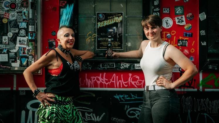 Punkband Betontod dreht Musikvideo in Duisburg. Die bekannte Punkband Betontod (Rheinberg) dreht ein Musikvideo in der Duisburger Kneipe Indie. Die Punker haben örtliche Fans aufgerufen, als Statisten dazuzukommen. Am 03.08.2026 in Duisburg ** NUR FÜR REDAKTIONELLE ZWECKE ** EDITORIAL USE ONLY **<p>Punkband Betontod dreht Musikvideo in Duisburg. Die bekannte Punkband Betontod (Rheinberg) dreht ein Musikvideo in der Duisburger Kneipe Indie. Die Punker haben örtliche Fans aufgerufen, als Statisten dazuzukommen. Am 03.08.2026 in Duisburg Indien Duisburg Copyright: ChristophxJendral *** Punk Band Betontod Shoots Music Video in Duisburg The well-known punk band Betontod Rheinberg is shooting a music video at the Indie bar in Duisburg. The pu Copyright: ChristophxJendral doc8704rat6eglihhddl04 ,EDITORIAL USE ONLY