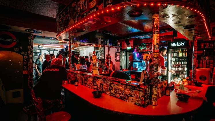 Punkband Betontod dreht Musikvideo in Duisburg. Die bekannte Punkband Betontod (Rheinberg) dreht ein Musikvideo in der Duisburger Kneipe Indie. Die Punker haben örtliche Fans aufgerufen, als Statisten dazuzukommen. Am 03.08.2026 in Duisburg ** NUR FÜR REDAKTIONELLE ZWECKE ** EDITORIAL USE ONLY **<p>Punkband Betontod dreht Musikvideo in Duisburg. Die bekannte Punkband Betontod (Rheinberg) dreht ein Musikvideo in der Duisburger Kneipe Indie. Die Punker haben örtliche Fans aufgerufen, als Statisten dazuzukommen. Am 03.08.2026 in Duisburg Indien Duisburg Copyright: ChristophxJendral *** Punk Band Betontod Shoots Music Video in Duisburg The well-known punk band Betontod Rheinberg is shooting a music video at the Indie bar in Duisburg. The pu Copyright: ChristophxJendral doc8704rau9229yxcu4jli ,EDITORIAL USE ONLY