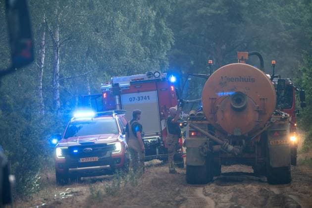 Waldbrand im Naturschutzgebiet Bos bei Venlo ** NUR FÜR REDAKTIONELLE ZWECKE ** EDITORIAL USE ONLY **<p>Niederländische Feuerwehren bekämpfen am Montag,03.August.2026, einen Waldbrand im Naturschutzgebiet Bos bei Venlo. Deutschland NRW Venlo Copyright: KaixKitschenberg *** Forest Fire in the Bos Nature Reserve near Venlo ** FOR EDITORIAL USE ONLY ** EDITORIAL USE ONLY ** p Dutch fire departments are battling a forest fire on Monday, August 3, 2026, in the Bos Nature Reserve near Venlo, Germany, North Rhine-Westphalia, Venlo. Copyright KaixKitschenberg Copyright: KaixKitschenberg doc8704tutje551l3e4klzn ,EDITORIAL USE ONLY