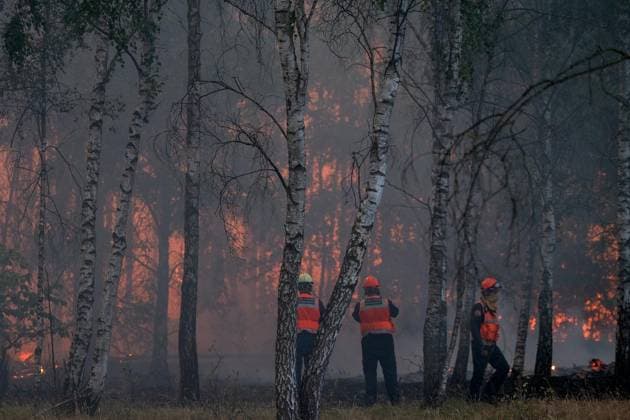 Waldbrand im Naturschutzgebiet Bos bei Venlo ** NUR FÜR REDAKTIONELLE ZWECKE ** EDITORIAL USE ONLY **<p>Niederländische Feuerwehren bekämpfen am Montag,03.August.2026, einen Waldbrand im Naturschutzgebiet Bos bei Venlo. Deutschland NRW Venlo Copyright: KaixKitschenberg *** Forest Fire in the Bos Nature Reserve near Venlo ** FOR EDITORIAL USE ONLY ** EDITORIAL USE ONLY ** p Dutch fire departments are battling a forest fire on Monday, August 3, 2026, in the Bos Nature Reserve near Venlo, Germany, North Rhine-Westphalia, Venlo. Copyright KaixKitschenberg Copyright: KaixKitschenberg doc8704tvdtlipx3qb7l04 ,EDITORIAL USE ONLY