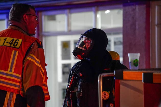 Feuer im Dachgeschoss eines Fachwerkhauses Flammen schlagen aus dem Fenster Feuerwehr riegelt enge Altstadt ab Am 03.08.2026 brannte gegen 21:00 Uhr ein Fachwerkhaus in der Oberstadt 18 in der Altstadt von Lich. Der Brand betraf das Obergeschoss und den Dachbereich des Gebäudes, es kam zu starker Rauchentwicklung und Flammenaustritt. Beim Eintreffen der Feuerwehr befand sich niemand mehr im Gebäude. Die Freiwillige Feuerwehr Lich leitete Außen- und Innenangriff ein und baute wegen der engen Altstadtbebauung eine Riegelstellung mit der Drehleiter zum Schutz der Nachbarhäuser auf. Lich Hessen Deutschland *** Fire in the attic of a half-timbered house; flames are shooting out of the window; firefighters cordon off the narrow old t