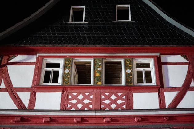 Feuer im Dachgeschoss eines Fachwerkhauses Flammen schlagen aus dem Fenster Feuerwehr riegelt enge Altstadt ab Am 03.08.2026 brannte gegen 21:00 Uhr ein Fachwerkhaus in der Oberstadt 18 in der Altstadt von Lich. Der Brand betraf das Obergeschoss und den Dachbereich des Gebäudes, es kam zu starker Rauchentwicklung und Flammenaustritt. Beim Eintreffen der Feuerwehr befand sich niemand mehr im Gebäude. Die Freiwillige Feuerwehr Lich leitete Außen- und Innenangriff ein und baute wegen der engen Altstadtbebauung eine Riegelstellung mit der Drehleiter zum Schutz der Nachbarhäuser auf. Lich Hessen Deutschland *** Fire in the attic of a half-timbered house; flames are shooting out of the window; firefighters cordon off the narrow old t
