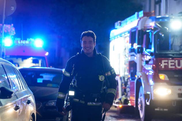 Feuer im Dachgeschoss eines Fachwerkhauses Flammen schlagen aus dem Fenster Feuerwehr riegelt enge Altstadt ab Am 03.08.2026 brannte gegen 21:00 Uhr ein Fachwerkhaus in der Oberstadt 18 in der Altstadt von Lich. Der Brand betraf das Obergeschoss und den Dachbereich des Gebäudes, es kam zu starker Rauchentwicklung und Flammenaustritt. Beim Eintreffen der Feuerwehr befand sich niemand mehr im Gebäude. Die Freiwillige Feuerwehr Lich leitete Außen- und Innenangriff ein und baute wegen der engen Altstadtbebauung eine Riegelstellung mit der Drehleiter zum Schutz der Nachbarhäuser auf. Lich Hessen Deutschland *** Fire in the attic of a half-timbered house; flames are shooting out of the window; firefighters cordon off the narrow old t