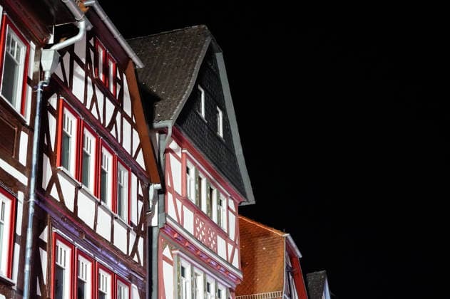 Feuer im Dachgeschoss eines Fachwerkhauses Flammen schlagen aus dem Fenster Feuerwehr riegelt enge Altstadt ab Am 03.08.2026 brannte gegen 21:00 Uhr ein Fachwerkhaus in der Oberstadt 18 in der Altstadt von Lich. Der Brand betraf das Obergeschoss und den Dachbereich des Gebäudes, es kam zu starker Rauchentwicklung und Flammenaustritt. Beim Eintreffen der Feuerwehr befand sich niemand mehr im Gebäude. Die Freiwillige Feuerwehr Lich leitete Außen- und Innenangriff ein und baute wegen der engen Altstadtbebauung eine Riegelstellung mit der Drehleiter zum Schutz der Nachbarhäuser auf. Lich Hessen Deutschland *** Fire in the attic of a half-timbered house; flames are shooting out of the window; firefighters cordon off the narrow old t