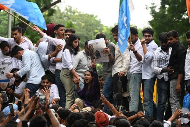 News Bilder des Tages #2 NEW DELHI, INDIA - AUGUST 3: NSUI members hold placards and shout slogans against the Delhi Police and central authorities during protest march from the Indian Youth Congress office towards Jantar Mantar condemning police action against student demonstrators during the recent July 20 Parliament march on August 3, 2026 in New Delhi, India. The student wing of the Congress party demanded a thorough judicial probe into the alleged police crackdown, lathi-charge, and use of teargas and pellet guns against student protesters during the July 20 Parliament march. The demonstrators also demanded the immediate withdrawal of FIRs registered against student activists. (Photo by Ishant Chauhan Hindustan Times) NSUI Protest March Against Alleged Use Of