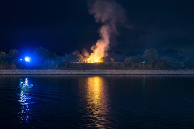 Dramatisches Ende des Fischerfestes: Feuerwerk verursacht nach lang anhaltender Hitze Periode großen Flächenbrand - Feuerwehrkräfte aus Hessen und Rheinlandpfalz löschen flammen (ON TAPE) 7aIMG: 0568157 Dramatisches Ende des Fischerfestes: Feuerwerk verursacht nach langer Hitze Periode Flächenbrand - Feuerwehrkräfte aus Hessen und Rheinlandpfalz löschen flammen (ON TAPE)Hessen, Hamm am Rhein, Deutschland *** Dramatic End to the Fishermen s Festival: Fireworks Cause Large Wildfire After a Prolonged Heat Wave; Firefighters from Hesse and Rhineland-Palatinate Extinguish the Flames ON TAPE 7aIMG 0568157 Dramatic End to the Fishermen s Festival: Fireworks Cause Wildfire After a Long Heat Wave; Firefighters from Hesse and Rhineland-Palatinate e Copyright: 7aktuell.dex xVincentxB. 0568157 20260804_7a_FEUERWERKENTZUENDETFLAECHE_568157