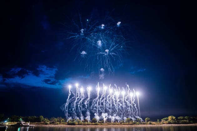 Dramatisches Ende des Fischerfestes: Feuerwerk verursacht nach lang anhaltender Hitze Periode großen Flächenbrand - Feuerwehrkräfte aus Hessen und Rheinlandpfalz löschen flammen (ON TAPE) 7aIMG: 0568169 Dramatisches Ende des Fischerfestes: Feuerwerk verursacht nach langer Hitze Periode Flächenbrand - Feuerwehrkräfte aus Hessen und Rheinlandpfalz löschen flammen (ON TAPE)Hessen, Hamm am Rhein, Deutschland *** Dramatic End to the Fishermen s Festival: Fireworks Cause Large Wildfire After a Prolonged Heat Wave; Firefighters from Hesse and Rhineland-Palatinate Extinguish the Flames ON TAPE 7aIMG 0568169 Dramatic End to the Fishermen s Festival: Fireworks Cause Wildfire After a Long Heat Wave; Firefighters from Hesse and Rhineland-Palatinate e Copyright: 7aktuell.dex xVincentxB. 0568169 20260804_7a_FEUERWERKENTZUENDETFLAECHE_568169