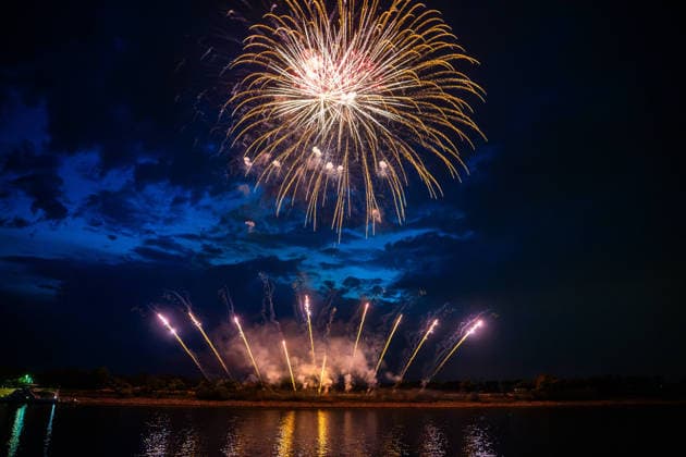 Dramatisches Ende des Fischerfestes: Feuerwerk verursacht nach lang anhaltender Hitze Periode großen Flächenbrand - Feuerwehrkräfte aus Hessen und Rheinlandpfalz löschen flammen (ON TAPE) 7aIMG: 0568174 Dramatisches Ende des Fischerfestes: Feuerwerk verursacht nach langer Hitze Periode Flächenbrand - Feuerwehrkräfte aus Hessen und Rheinlandpfalz löschen flammen (ON TAPE)Hessen, Hamm am Rhein, Deutschland *** Dramatic End to the Fishermen s Festival: Fireworks Cause Large Wildfire After a Prolonged Heat Wave; Firefighters from Hesse and Rhineland-Palatinate Extinguish the Flames ON TAPE 7aIMG 0568174 Dramatic End to the Fishermen s Festival: Fireworks Cause Wildfire After a Long Heat Wave; Firefighters from Hesse and Rhineland-Palatinate e Copyright: 7aktuell.dex xVincentxB. 0568174 20260804_7a_FEUERWERKENTZUENDETFLAECHE_568174