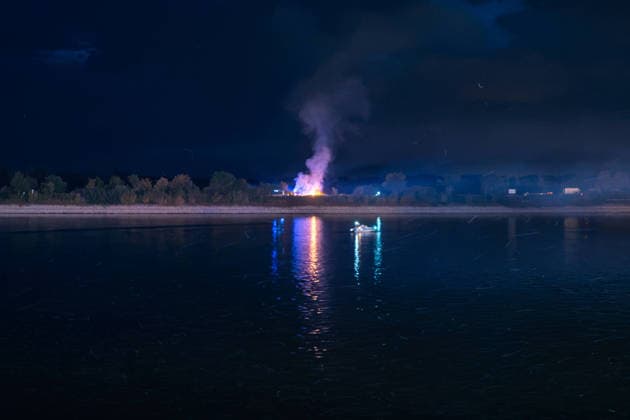 Dramatisches Ende des Fischerfestes: Feuerwerk verursacht nach lang anhaltender Hitze Periode großen Flächenbrand - Feuerwehrkräfte aus Hessen und Rheinlandpfalz löschen flammen (ON TAPE) 7aIMG: 0568156 Dramatisches Ende des Fischerfestes: Feuerwerk verursacht nach langer Hitze Periode Flächenbrand - Feuerwehrkräfte aus Hessen und Rheinlandpfalz löschen flammen (ON TAPE)Hessen, Hamm am Rhein, Deutschland *** Dramatic End to the Fishermen s Festival: Fireworks Cause Major Wildfire After a Prolonged Heat Wave; Firefighters from Hesse and Rhineland-Palatinate Extinguish the Flames ON TAPE 7aIMG 0568156 Dramatic End to the Fishermen s Festival: Fireworks Cause Wildfire After a Long Heat Wave; Firefighters from Hesse and Rhineland-Palatinate e Copyright: 7aktuell.dex xVincentxB. 0568156 20260804_7a_FEUERWERKENTZUENDETFLAECHE_568156