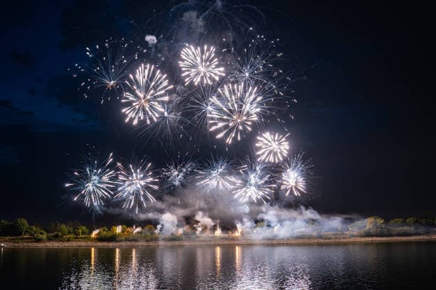 Dramatisches Ende des Fischerfestes: Feuerwerk verursacht nach lang anhaltender Hitze Periode großen Flächenbrand - Feuerwehrkräfte aus Hessen und Rheinlandpfalz löschen flammen (ON TAPE) 7aIMG: 0568158 Dramatisches Ende des Fischerfestes: Feuerwerk verursacht nach langer Hitze Periode Flächenbrand - Feuerwehrkräfte aus Hessen und Rheinlandpfalz löschen flammen (ON TAPE)Hessen, Hamm am Rhein, Deutschland *** Dramatic End to the Fishermen s Festival: Fireworks Cause Major Wildfire After a Prolonged Heat Wave; Firefighters from Hesse and Rhineland-Palatinate Extinguish the Flames ON TAPE 7aIMG 0568158 Dramatic End to the Fishermen s Festival: Fireworks Cause Wildfire After a Prolonged Heat Wave; Firefighters from Hesse and Rhineland-Palatin Copyright: 7aktuell.dex xVincentxB. 0568158 20260804_7a_FEUERWERKENTZUENDETFLAECHE_568158
