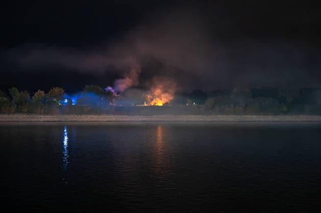 Dramatisches Ende des Fischerfestes: Feuerwerk verursacht nach lang anhaltender Hitze Periode großen Flächenbrand - Feuerwehrkräfte aus Hessen und Rheinlandpfalz löschen flammen (ON TAPE) 7aIMG: 0568164 Dramatisches Ende des Fischerfestes: Feuerwerk verursacht nach langer Hitze Periode Flächenbrand - Feuerwehrkräfte aus Hessen und Rheinlandpfalz löschen flammen (ON TAPE)Hessen, Hamm am Rhein, Deutschland *** Dramatic End to the Fishermen s Festival: Fireworks Cause Large Wildfire After a Prolonged Heat Wave; Firefighters from Hesse and Rhineland-Palatinate Extinguish the Flames ON TAPE 7aIMG 0568164 Dramatic End to the Fishermen s Festival: Fireworks Cause Wildfire After a Prolonged Heat Wave; Firefighters from Hesse and Rhineland-Palatin Copyright: 7aktuell.dex xVincentxB. 0568164 20260804_7a_FEUERWERKENTZUENDETFLAECHE_568164