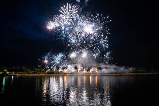 Dramatisches Ende des Fischerfestes: Feuerwerk verursacht nach lang anhaltender Hitze Periode großen Flächenbrand - Feuerwehrkräfte aus Hessen und Rheinlandpfalz löschen flammen (ON TAPE) 7aIMG: 0568167 Dramatisches Ende des Fischerfestes: Feuerwerk verursacht nach langer Hitze Periode Flächenbrand - Feuerwehrkräfte aus Hessen und Rheinlandpfalz löschen flammen (ON TAPE)Hessen, Hamm am Rhein, Deutschland *** Dramatic End to the Fishermen s Festival: Fireworks Cause Major Wildfire After a Prolonged Heat Wave; Firefighters from Hesse and Rhineland-Palatinate Extinguish the Flames ON TAPE 7aIMG 0568167 Dramatic End to the Fishermen s Festival: Fireworks Cause Wildfire After a Long Heat Wave; Firefighters from Hesse and Rhineland-Palatinate e Copyright: 7aktuell.dex xVincentxB. 0568167 20260804_7a_FEUERWERKENTZUENDETFLAECHE_568167