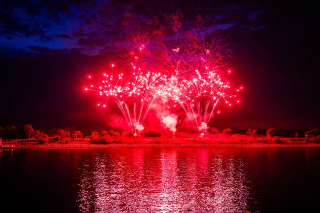 Dramatisches Ende des Fischerfestes: Feuerwerk verursacht nach lang anhaltender Hitze Periode großen Flächenbrand - Feuerwehrkräfte aus Hessen und Rheinlandpfalz löschen flammen (ON TAPE) 7aIMG: 0568175 Dramatisches Ende des Fischerfestes: Feuerwerk verursacht nach langer Hitze Periode Flächenbrand - Feuerwehrkräfte aus Hessen und Rheinlandpfalz löschen flammen (ON TAPE)Hessen, Hamm am Rhein, Deutschland *** Dramatic End to the Fishermen s Festival: Fireworks Cause Large Wildfire After a Prolonged Heat Wave; Firefighters from Hesse and Rhineland-Palatinate Extinguish the Flames ON TAPE 7aIMG 0568175 Dramatic End to the Fishermen s Festival: Fireworks Cause Wildfire After a Prolonged Heat Wave; Firefighters from Hesse and Rhineland-Palatin Copyright: 7aktuell.dex xVincentxB. 0568175 20260804_7a_FEUERWERKENTZUENDETFLAECHE_568175