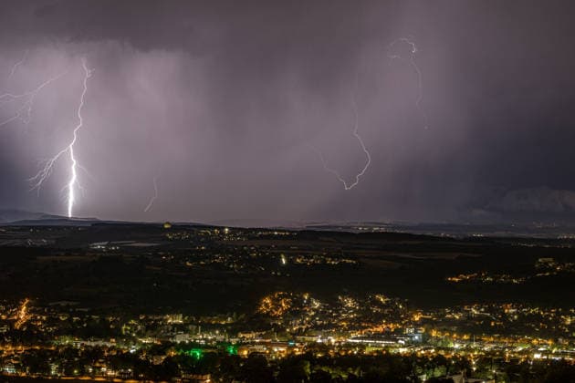 Blitzeinschlag über dem Rheintal bei Bad Godesberg und Wachtberg Blick vom Petersberg im Siebengebirge Richtung Westen: Ein Blitz schlägt bei einer Gewitterfront ein. Im Vordergrund der Rhein sowie die Orte Bonn-Mehlem, Bad Godesberg und Wachtberg, gut erkennbar das Radom des Fraunhofer-Instituts für Hochfrequenzphysik und Radartechnik (FHR) in Wachtberg-Berkum. Königswinter Nordrhein-Westfalen Deutschland *** Lightning strike over the Rhine Valley near Bad Godesberg and Wachtberg; view from Petersberg in the Siebengebirge range looking west; a bolt of lightning strikes near a thunderstorm front; in the foreground, the Rhine and the towns of Bonn, Mehlem, Bad Godesberg, and Wachtberg; clearly visible is the radome of the Fraunhofer Ins Copyright: xMarcxJohnx