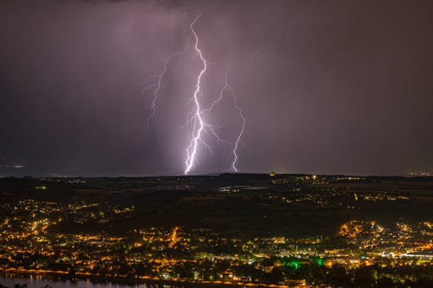 Blitzeinschlag über dem Rheintal bei Bad Godesberg und Wachtberg Blick vom Petersberg im Siebengebirge Richtung Westen: Ein Blitz schlägt bei einer Gewitterfront ein. Im Vordergrund der Rhein sowie die Orte Bonn-Mehlem, Bad Godesberg und Wachtberg, gut erkennbar das Radom des Fraunhofer-Instituts für Hochfrequenzphysik und Radartechnik (FHR) in Wachtberg-Berkum. Königswinter Nordrhein-Westfalen Deutschland *** Lightning strike over the Rhine Valley near Bad Godesberg and Wachtberg; view from Petersberg in the Siebengebirge range looking west; a bolt of lightning strikes near a thunderstorm front; in the foreground, the Rhine and the towns of Bonn, Mehlem, Bad Godesberg, and Wachtberg; clearly visible is the radome of the Fraunhofer Ins Copyright: xMarcxJohnx