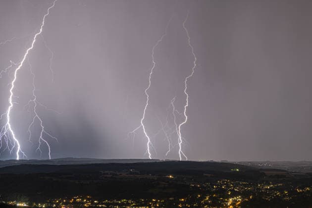Blitzeinschlag über dem Rheintal bei Bad Godesberg und Wachtberg Blick vom Petersberg im Siebengebirge Richtung Westen: Mehrere Blitze schlagen bei einer Gewitterfront ein. Im Vordergrund Bonn-Mehlem, Bad Godesberg und Wachtberg, Königswinter Nordrhein-Westfalen Deutschland *** Lightning striking over the Rhine Valley near Bad Godesberg and Wachtberg; view from Petersberg in the Siebengebirge range looking west; several bolts of lightning strike as a thunderstorm front passes; in the foreground: Bonn-Mehlem, Bad Godesberg, and Wachtberg; Königswinter, North Rhine-Westphalia, Germany Copyright: xMarcxJohnx