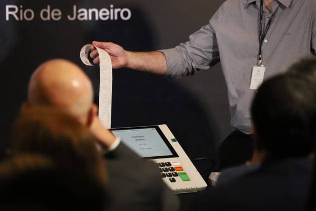 The Rio de Janeiro Regional Electoral Court (TRE-RJ) opens electronic voting machines to the press and oversight bodies. Technicians from the Regional Electoral Court of Rio de Janeiro (TRE-RJ) open an electronic ballot box in front of the public to present its internal structure, explain the security mechanisms and answer questions about the electoral process, in the main hall of the Palace of Democracy, headquarters of the TRE-RJ in the city center, this Monday, the 3rd. RIO DE JANEIRO center RJ BRAZIL Copyright: xCharlesxShollx