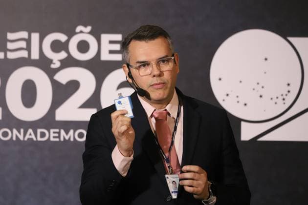 The Rio de Janeiro Regional Electoral Court (TRE-RJ) opens electronic voting machines to the press and oversight bodies. Michel Kovacs, Secretary of Information Technology of the Regional Electoral Court of Rio de Janeiro - TRE-RJ, during an event to open an electronic ballot box before the public to present its internal structure, explain the security mechanisms and answer questions about the electoral process, in the main hall of the Palace of Democracy, headquarters of TRE-RJ in the city center, this Monday, 3 RIO DE JANEIRO center RJ BRAZIL Copyright: xCharlesxShollx