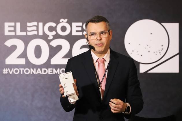The Rio de Janeiro Regional Electoral Court (TRE-RJ) opens electronic voting machines to the press and oversight bodies. Michel Kovacs, Secretary of Information Technology of the Regional Electoral Court of Rio de Janeiro - TRE-RJ, during an event to open an electronic ballot box before the public to present its internal structure, explain the security mechanisms and answer questions about the electoral process, in the main hall of the Palace of Democracy, headquarters of TRE-RJ in the city center, this Monday, 3 RIO DE JANEIRO center RJ BRAZIL Copyright: xCharlesxShollx