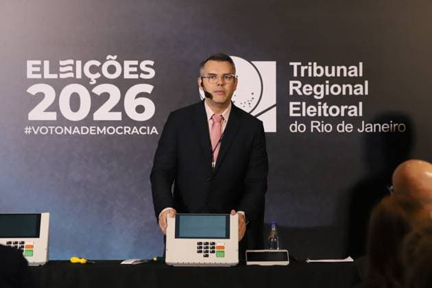 The Rio de Janeiro Regional Electoral Court (TRE-RJ) opens electronic voting machines to the press and oversight bodies. Michel Kovacs, Secretary of Information Technology of the Regional Electoral Court of Rio de Janeiro - TRE-RJ, during an event to open an electronic ballot box before the public to present its internal structure, explain the security mechanisms and answer questions about the electoral process, in the main hall of the Palace of Democracy, headquarters of TRE-RJ in the city center, this Monday, 3 RIO DE JANEIRO center RJ BRAZIL Copyright: xCharlesxShollx