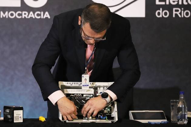 The Rio de Janeiro Regional Electoral Court (TRE-RJ) opens electronic voting machines to the press and oversight bodies. Michel Kovacs, Secretary of Information Technology of the Regional Electoral Court of Rio de Janeiro - TRE-RJ, during an event to open an electronic ballot box before the public to present its internal structure, explain the security mechanisms and answer questions about the electoral process, in the main hall of the Palace of Democracy, headquarters of TRE-RJ in the city center, this Monday, 3 RIO DE JANEIRO center RJ BRAZIL Copyright: xCharlesxShollx