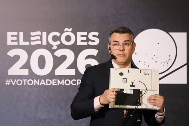 The Rio de Janeiro Regional Electoral Court (TRE-RJ) opens electronic voting machines to the press and oversight bodies. Michel Kovacs, Secretary of Information Technology of the Regional Electoral Court of Rio de Janeiro - TRE-RJ, during an event to open an electronic ballot box before the public to present its internal structure, explain the security mechanisms and answer questions about the electoral process, in the main hall of the Palace of Democracy, headquarters of TRE-RJ in the city center, this Monday, 3 RIO DE JANEIRO center RJ BRAZIL Copyright: xCharlesxShollx