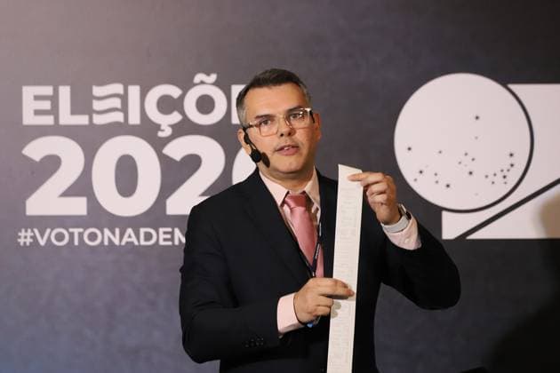 The Rio de Janeiro Regional Electoral Court (TRE-RJ) opens electronic voting machines to the press and oversight bodies. Michel Kovacs, Secretary of Information Technology of the Regional Electoral Court of Rio de Janeiro - TRE-RJ, during an event to open an electronic ballot box before the public to present its internal structure, explain the security mechanisms and answer questions about the electoral process, in the main hall of the Palace of Democracy, headquarters of TRE-RJ in the city center, this Monday, 3 RIO DE JANEIRO center RJ BRAZIL Copyright: xCharlesxShollx