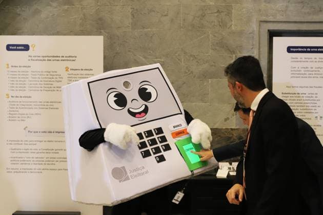 The Rio de Janeiro Regional Electoral Court (TRE-RJ) opens electronic voting machines to the press and oversight bodies. Technicians from the Regional Electoral Court of Rio de Janeiro (TRE-RJ) open an electronic ballot box in front of the public to present its internal structure, explain the security mechanisms and answer questions about the electoral process, in the main hall of the Palace of Democracy, headquarters of the TRE-RJ in the city center, this Monday, the 3rd. RIO DE JANEIRO center RJ BRAZIL Copyright: xCharlesxShollx