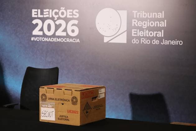 The Rio de Janeiro Regional Electoral Court (TRE-RJ) opens electronic voting machines to the press and oversight bodies. Technicians from the Regional Electoral Court of Rio de Janeiro (TRE-RJ) open an electronic ballot box in front of the public to present its internal structure, explain the security mechanisms and answer questions about the electoral process, in the main hall of the Palace of Democracy, headquarters of the TRE-RJ in the city center, this Monday, the 3rd. RIO DE JANEIRO center RJ BRAZIL Copyright: xCharlesxShollx