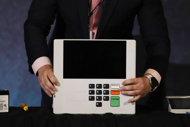 The Rio de Janeiro Regional Electoral Court (TRE-RJ) opens electronic voting machines to the press and oversight bodies. Technicians from the Regional Electoral Court of Rio de Janeiro (TRE-RJ) open an electronic ballot box in front of the public to present its internal structure, explain the security mechanisms and answer questions about the electoral process, in the main hall of the Palace of Democracy, headquarters of the TRE-RJ in the city center, this Monday, the 3rd. RIO DE JANEIRO center RJ BRAZIL Copyright: xCharlesxShollx