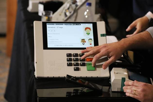 The Rio de Janeiro Regional Electoral Court (TRE-RJ) opens electronic voting machines to the press and oversight bodies. Technicians from the Regional Electoral Court of Rio de Janeiro (TRE-RJ) open an electronic ballot box in front of the public to present its internal structure, explain the security mechanisms and answer questions about the electoral process, in the main hall of the Palace of Democracy, headquarters of the TRE-RJ in the city center, this Monday, the 3rd. RIO DE JANEIRO center RJ BRAZIL Copyright: xCharlesxShollx