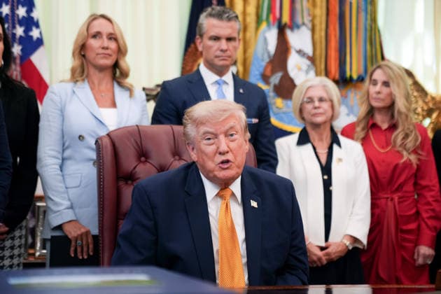 August 3, 2026, Washington, District Of Columbia, USA: WASHINGTON, DC - AUG. 3: U.S. President Donald Trump announces an executive order establishing the Presidential Military Spouse Commission on Monday, Aug. 3, 2026 in the Oval Office at the White House in Washington, D.C. Jennifer Rauchet, left, and Defense Secretary Pete Hegseth also attended Washington USA - ZUMAs152 20260803_faa_s152_002 Copyright: xAllisonxRobbertxx-xPoolxviaxCNPx