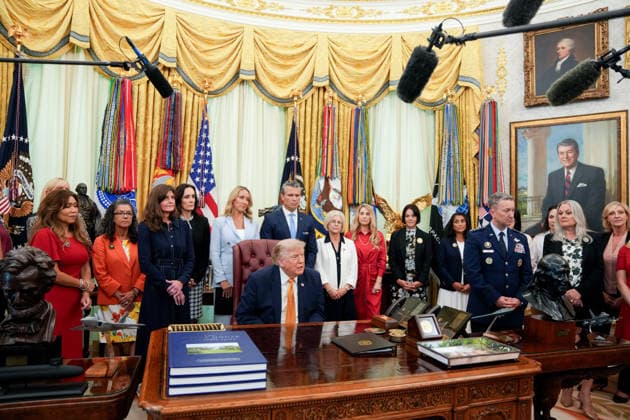 August 3, 2026, Washington, District Of Columbia, USA: WASHINGTON, DC - AUG. 3: U.S. President Donald Trump announces an executive order establishing the Presidential Military Spouse Commission on Monday, Aug. 3, 2026 in the Oval Office at the White House in Washington, DC. US Secretary of War Pete Hegseth and his wife, Jennifer Rauchet, at rear, and US Air Force General Dan Caine, Chair, Joint Chiefs of Staff, right, also attended Washington USA  - ZUMAs152 20260803_faa_s152_034 Copyright: xAllisonxRobbertxx-xPoolxviaxCNPx