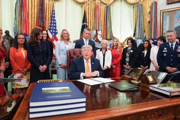 August 3, 2026, Washington, District Of Columbia, USA: WASHINGTON, DC - AUG. 3: U.S. President Donald Trump announces an executive order establishing the Presidential Military Spouse Commission on Monday, Aug. 3, 2026 in the Oval Office at the White House in Washington, DC. US Secretary of War Pete Hegseth and his wife, Jennifer Rauchet, at rear, and US Air Force General Dan Caine, Chair, Joint Chiefs of Staff, right, also attended Washington USA  - ZUMAs152 20260803_faa_s152_036 Copyright: xAllisonxRobbertxx-xPoolxviaxCNPx