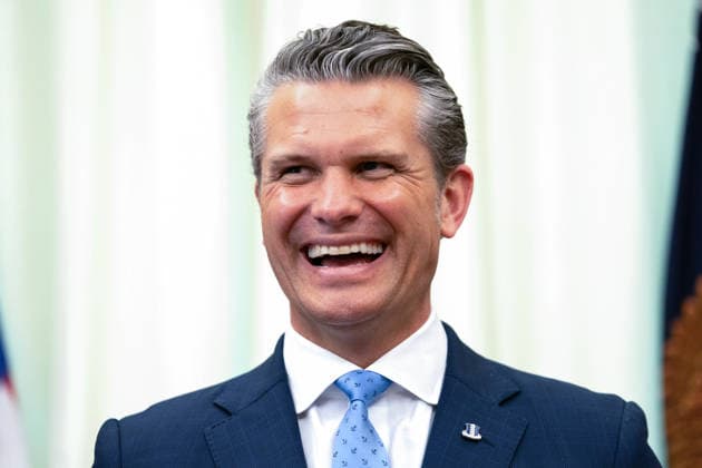 Trump Executive Order Establishing the Presidential Military Spouse Commission WASHINGTON, DC - AUGUST 3: United States Secretary of War Pete Hegseth laughs during an executive order signing ceremony in the Oval Office of the White House in Washington on Monday, Aug. 3, 2026. Credit: Allison Robbert Pool via CNP Washington District of Columbia United States of America EDITORIAL USE ONLY Copyright: xx ALR0803266043 AllisonxRobbertxx-xPoolxviaxCNPx cnpphotos338652