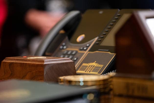 Trump Executive Order Establishing the Presidential Military Spouse Commission WASHINGTON, DC - AUGUST 3: A phone with gold embellishments on the Resolute Desk in the Oval Office of the White House in Washington on Monday, Aug. 3, 2026. Credit: Allison Robbert Pool via CNP Washington District of Columbia United States of America EDITORIAL USE ONLY Copyright: xx ALR0803266038 AllisonxRobbertxx-xPoolxviaxCNPx cnpphotos338669