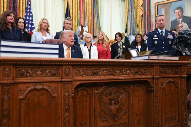 Trump Executive Order Establishing the Presidential Military Spouse Commission WASHINGTON, DC - AUG. 3: U.S. President Donald Trump signs an executive order establishing the Presidential Military Spouse Commission on Monday, Aug. 3, 2026 in the Oval Office at the White House in Washington, DC. US Secretary of War Pete Hegseth and his wife, Jennifer Rauchet, at rear, and US Air Force General Dan Caine, Chair, Joint Chiefs of Staff, right, also attended. Credit: Allison Robbert Pool via CNP Washington District of Columbia United States of America EDITORIAL USE ONLY Copyright: xx ALR01117 AllisonxRobbertxx-xPoolxviaxCNPx cnpphotos338670