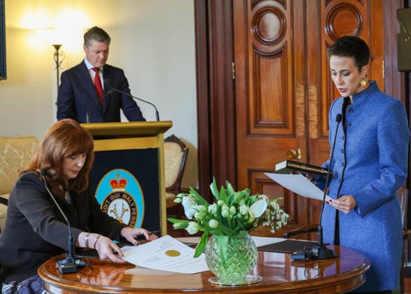 GOVERNMENT SWEARING IN DOORSTOP, Governor of Victoria Margaret Gardner during the swearing-in Deputy Premier Gabrielle Williams during the swearing-in of Ministers in the Ben Carroll Government at Government House in Melbourne, Tuesday, August 4, 2026. ( NO ARCHIVING MELBOURNE VICTORIA AUSTRALIA  Copyright: xIanxCurriex 20260804123906770742