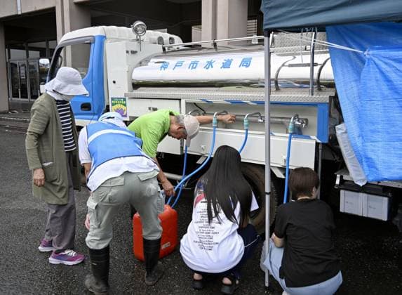 Aftermath of strong earthquake in Kumamoto Residents collect water from a tanker truck at an evacuation center in Yatsushiro, Kumamoto Prefecture, on Aug. 4, 2026, as water supplies remain disrupted following a powerful earthquake that struck the southwestern Japan prefecture on July 28.  A14AA0005625044P