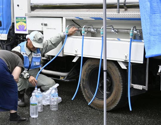 Aftermath of strong earthquake in Kumamoto People collect water from a tanker truck at an evacuation center in Yatsushiro, Kumamoto Prefecture, on Aug. 4, 2026, as water supplies remain disrupted following a powerful earthquake that struck the southwestern Japan prefecture on July 28.  A14AA0005625045P