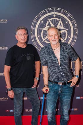 Jochen Horst mit Gast bei der Premiere der 4. Staffel der RTL Reality-Spielshow Die Verräter - Vertraue Niemandem! im Cinenova. Köln, 03.08.2026 *** Jochen Horst with a guest at the premiere of Season 4 of the RTL reality game show *Die Verräter: Vertraue Niemandem* at Cinenova in Cologne, August 3, 2026 Foto:xT.xNgox xFuturexImagex verraeter_6815