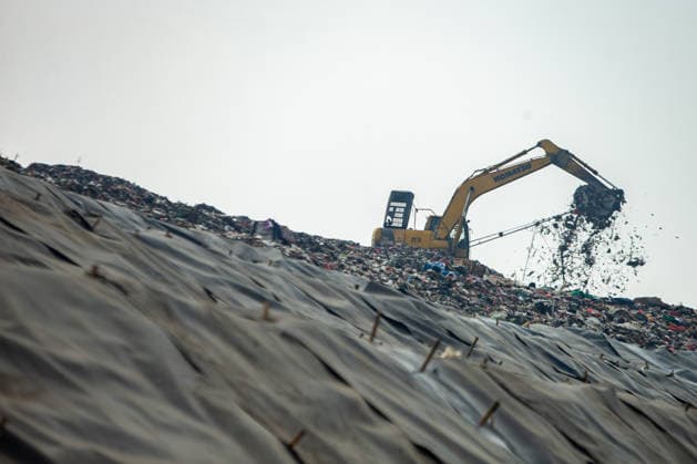 August 4, 2026, Bekasi City, West Java, Indonesia: Heavy machinery operates at the Bantargebang Integrated Waste Processing Site (TPST) in Bekasi, on the outskirts of Jakarta, Indonesia, August 4, 2026. Jakarta s provincial government began phasing out open dumping at Southeast Asia s largest landfill on Aug. 1, 2026, replacing it with a controlled landfill system to reduce environmental impacts and comply with national regulations. Bekasi City Indonesia - ZUMAp283 20260804_zip_p283_001 Copyright: xClaudioxPramanax