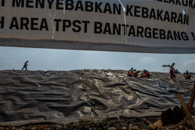 August 4, 2026, Bekasi City, West Java, Indonesia: A worker installs a geomembrane liner, an impermeable barrier that prevents leachate from contaminating soil and groundwater, at the Bantargebang Integrated Waste Processing Site (TPST) in Bekasi, on the outskirts of Jakarta, Indonesia, August 4, 2026. Jakarta s provincial government began phasing out open dumping at Southeast Asia s largest landfill on Aug. 1, 2026, replacing it with a controlled landfill system to reduce environmental impacts and comply with national regulations. Bekasi City Indonesia  - ZUMAp283 20260804_zip_p283_003 Copyright: xClaudioxPramanax