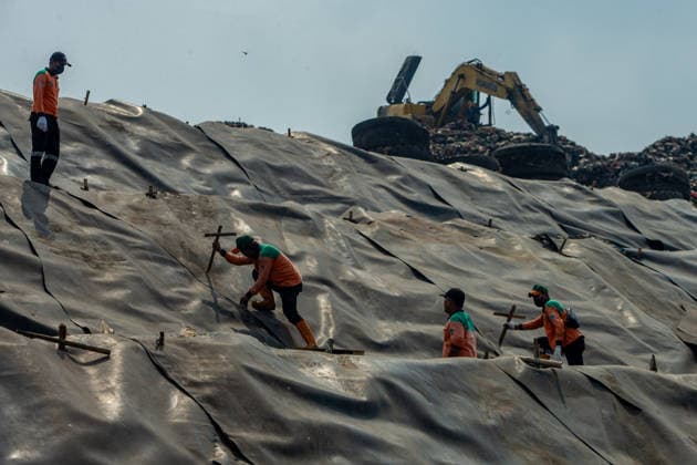 August 4, 2026, Bekasi City, West Java, Indonesia: A worker installs a geomembrane liner, an impermeable barrier that prevents leachate from contaminating soil and groundwater, at the Bantargebang Integrated Waste Processing Site (TPST) in Bekasi, on the outskirts of Jakarta, Indonesia, August 4, 2026. Jakarta s provincial government began phasing out open dumping at Southeast Asia s largest landfill on Aug. 1, 2026, replacing it with a controlled landfill system to reduce environmental impacts and comply with national regulations. Bekasi City Indonesia - ZUMAp283 20260804_zip_p283_004 Copyright: xClaudioxPramanax